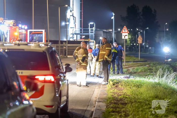 Automobilist mist bocht en belandt in het water