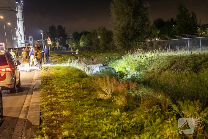 Automobilist mist bocht en belandt in het water