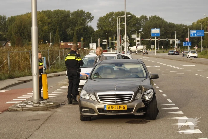 Automobilist ramt verkeerslicht
