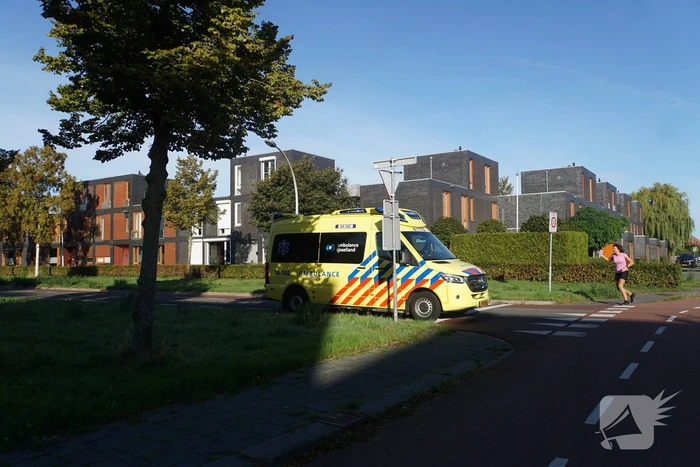 Fietser naar ziekenhuis na botsing met auto
