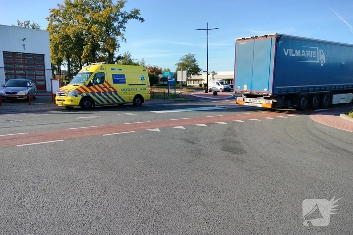 Overstekende fietser aangereden door vrachtwagen