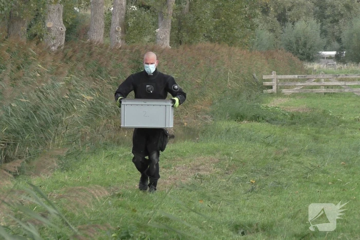 Ganzen met vogelgriep uit water gehaald