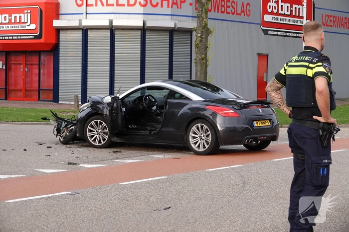 Twee gewonden bij botsing tussen scooter en auto