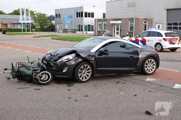 Twee gewonden bij botsing tussen scooter en auto