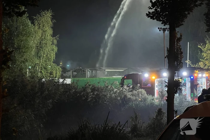 Grote uitslaande brand verwoest schuur