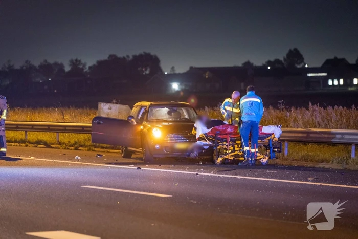 Snelweg dicht door botsing met meerder voertuigen
