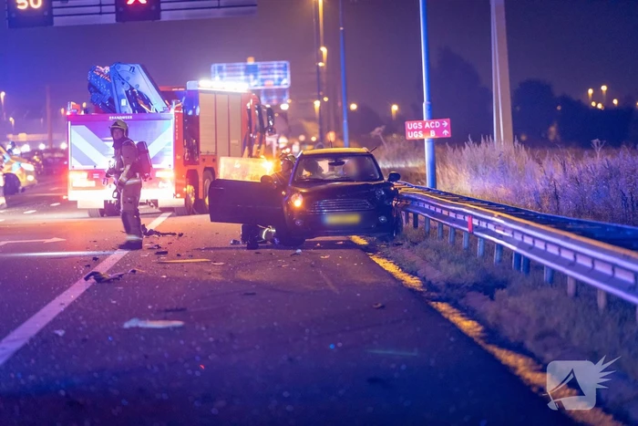Snelweg dicht door botsing met meerder voertuigen