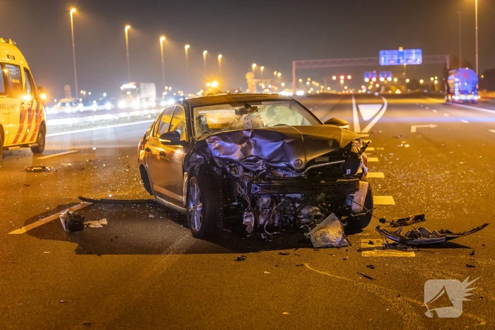 Snelweg dicht door botsing met meerder voertuigen