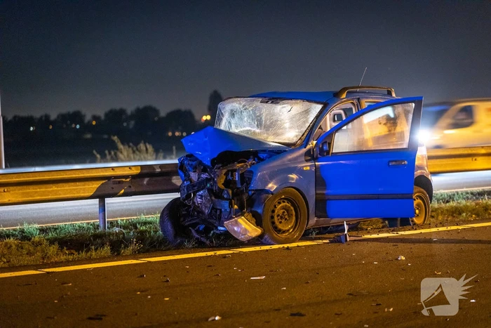 Snelweg dicht door botsing met meerder voertuigen