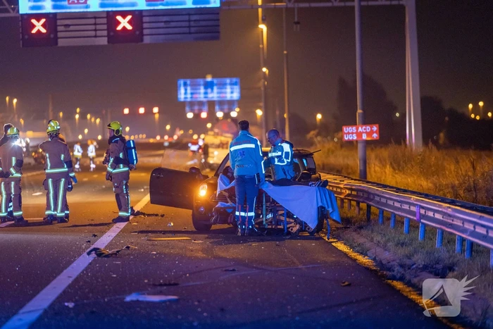 Snelweg dicht door botsing met meerder voertuigen
