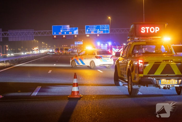 Snelweg dicht door botsing met meerder voertuigen