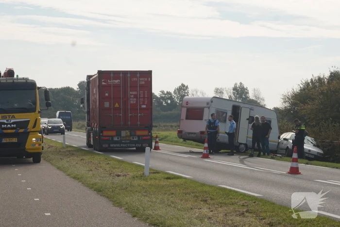 Auto belandt met caravan in berm