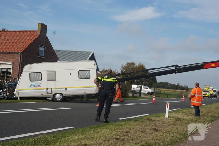 Auto belandt met caravan in berm