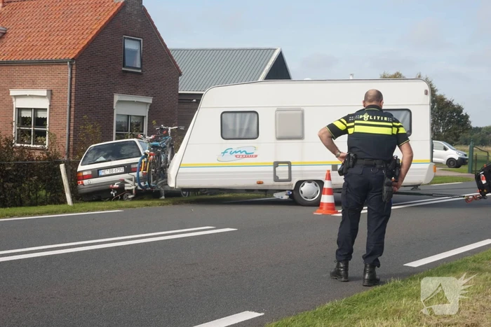 Auto belandt met caravan in berm