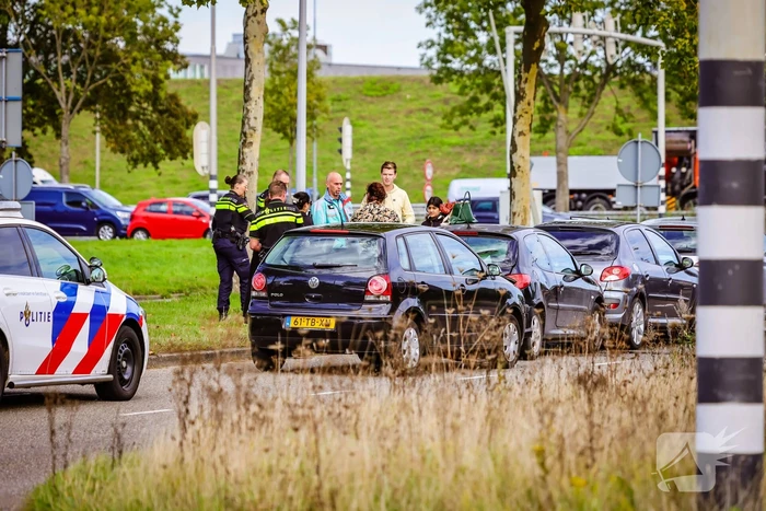Vier auto's botsen voor stoplicht