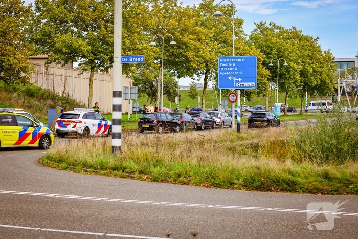 Vier auto's botsen voor stoplicht