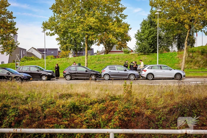 Vier auto's botsen voor stoplicht