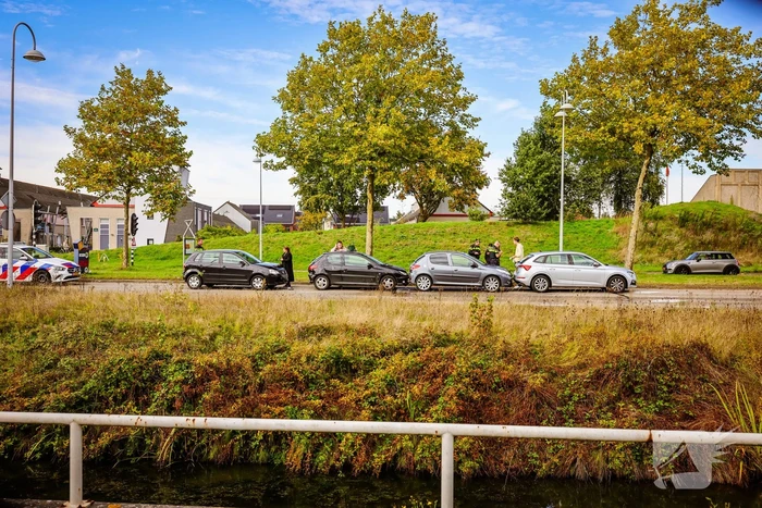 Vier auto's botsen voor stoplicht