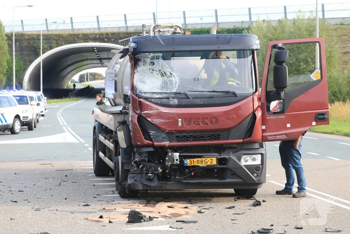 Ravage na botsing tussen vrachtwagen en bestelbus