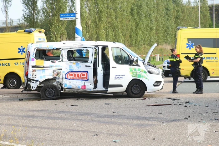 Ravage na botsing tussen vrachtwagen en bestelbus