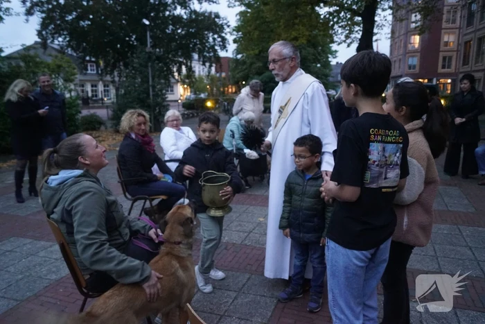 Huisdieren krijgen zegening op Dierendag