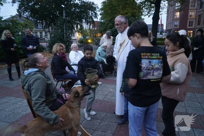 Huisdieren krijgen zegening op Dierendag