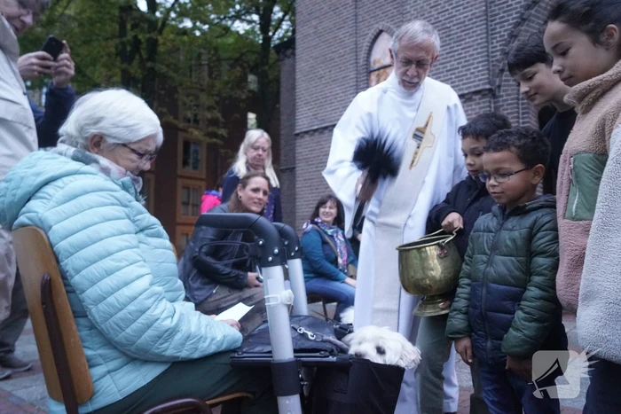 Huisdieren krijgen zegening op Dierendag