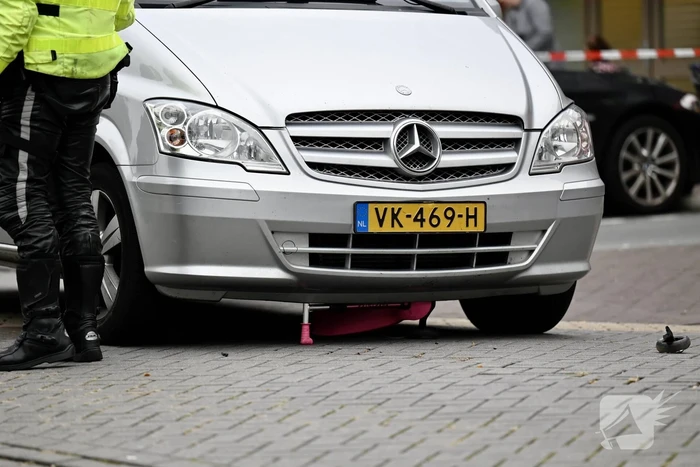 Kind met step belandt onder bestelbus