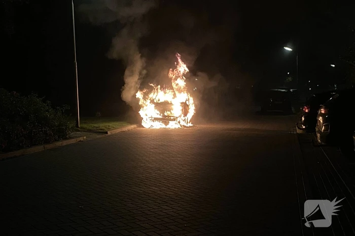 Geparkeerd taxi verwoest vanwege brand