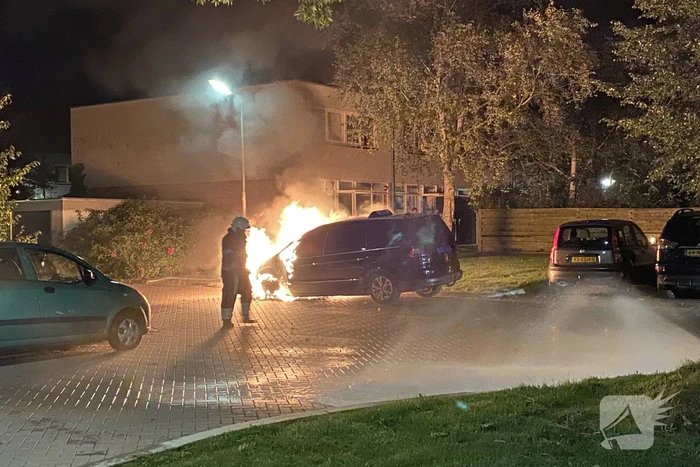 Geparkeerd taxi verwoest vanwege brand