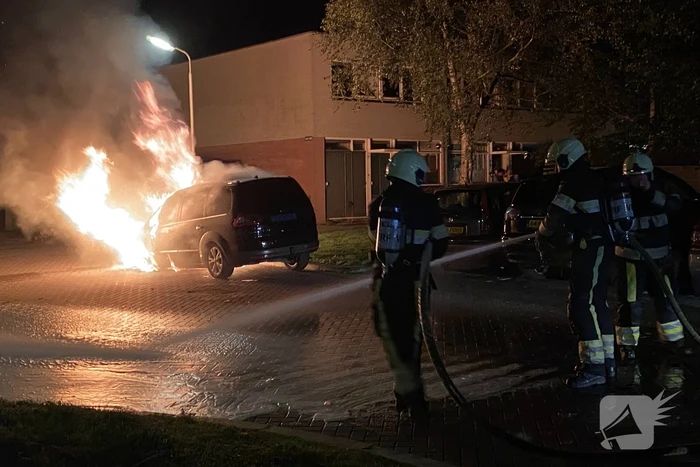 Geparkeerd taxi verwoest vanwege brand