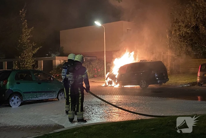 Geparkeerd taxi verwoest vanwege brand