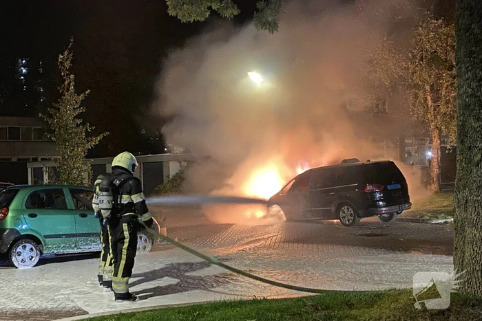 Geparkeerd taxi verwoest vanwege brand