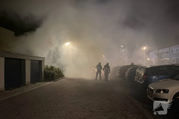Geparkeerd taxi verwoest vanwege brand