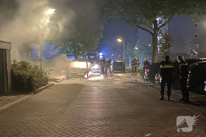Geparkeerd taxi verwoest vanwege brand