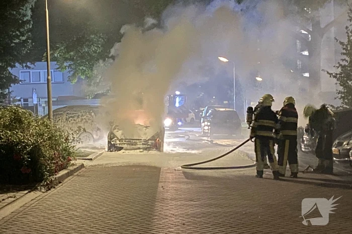 Geparkeerd taxi verwoest vanwege brand