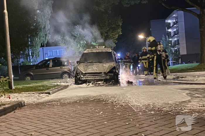 Geparkeerd taxi verwoest vanwege brand