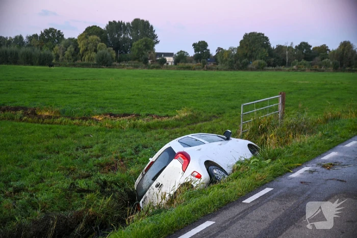 Automobilist raakt van de weg en belandt in sloot