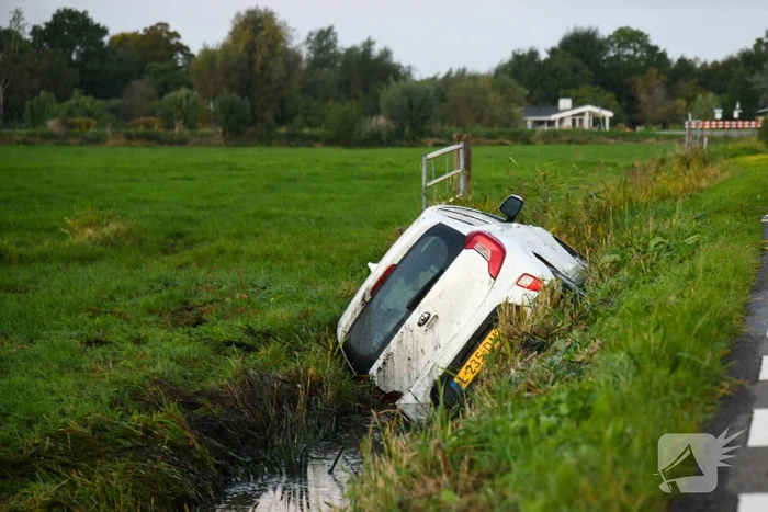 Automobilist raakt van de weg en belandt in sloot