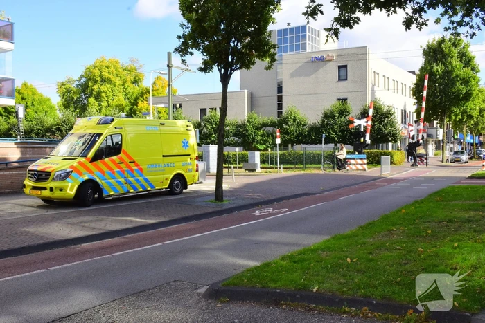 Fietser gewond naar ziekenhuis na aanrijding met scooter
