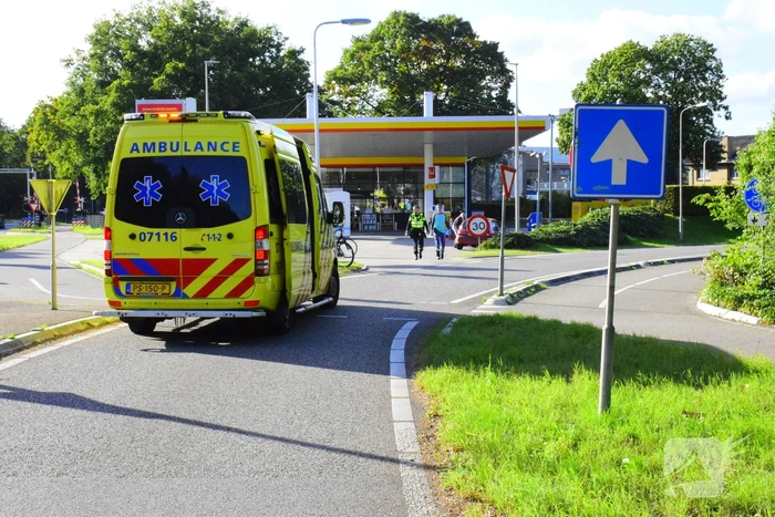 Racefietser en auto botsen op elkaar