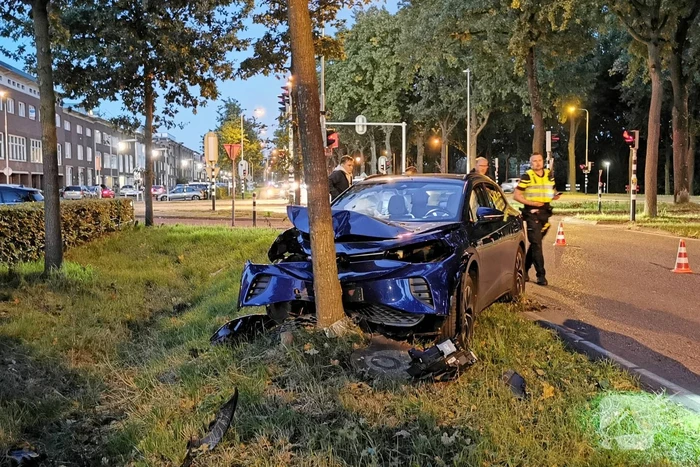 Automobilist botst frontaal tegen boom