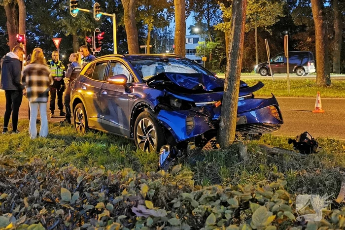 Automobilist botst frontaal tegen boom