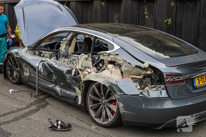 Tesla aan zijkant opengereten bij botsing met vrachtwagen