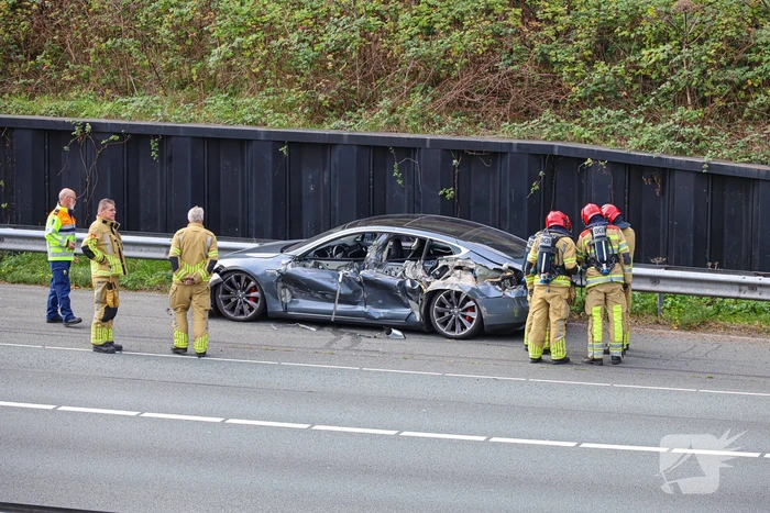 Tesla aan zijkant opengereten bij botsing met vrachtwagen