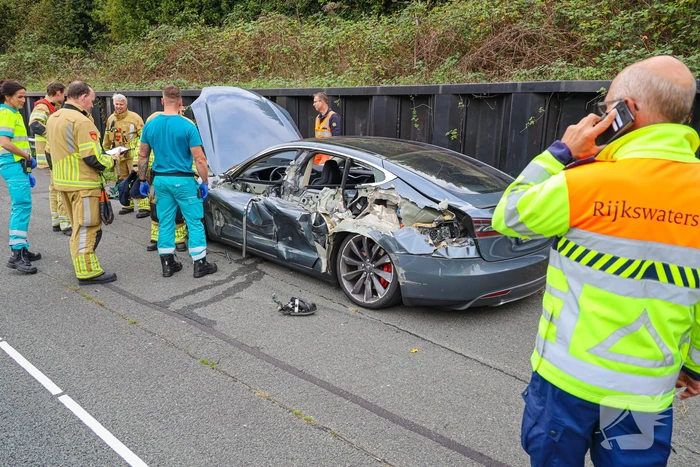 Tesla aan zijkant opengereten bij botsing met vrachtwagen