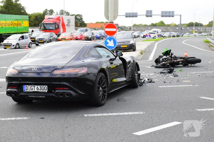Motorrijder ernstig gewond bij botsing met auto