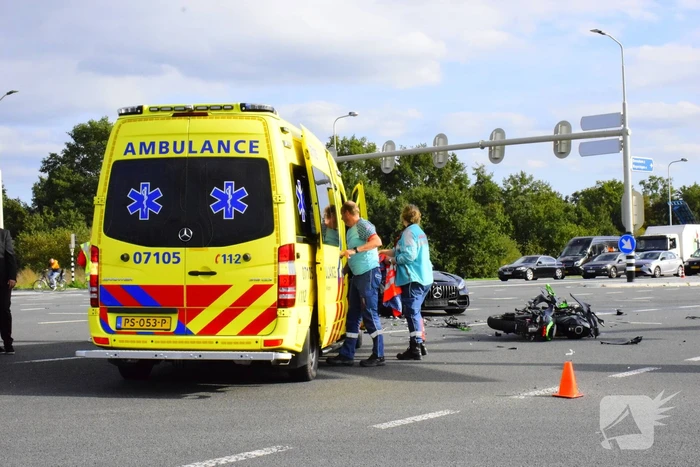 Motorrijder ernstig gewond bij botsing met auto