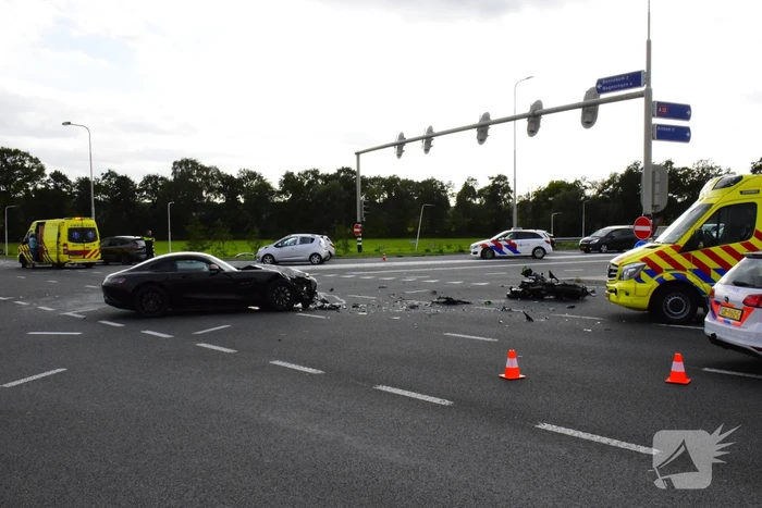 Motorrijder ernstig gewond bij botsing met auto