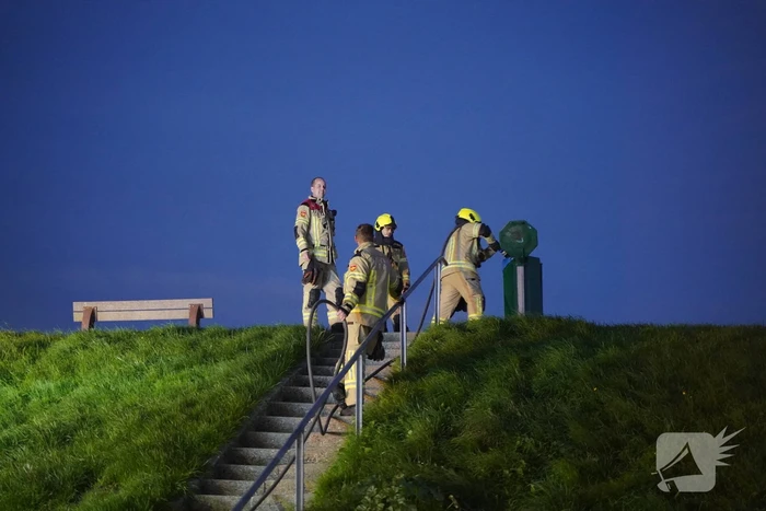 Brandweer blust in brand gestoken prullenbak